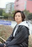 Noriaki Tabuchi / Upper body / Costume black / white / Body facing left / Guard pipe sitting / both hands and feet space / Postcard size / Produced by Blue Shuttle "Shinsengumi - Conclusion -" KUJI photo break time