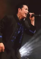 武子直輝/現場照片·上半身·服裝黑.藍.向右.左手麥剋風/"粉絲幾乎1萬人達成紀念オガステ？4～仙台凱旋公演～"明信片D