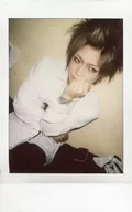 ZAAZAA/ROJI/膝上、坐、服装白、左手下巴、右手腹/生Cheki