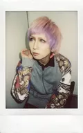 海獭/milk/上半身衣服灰色.黑色.白色.右手脸.视线左/生Cheki
