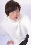 金井成大/上半身・坐姿・服裝白・黑・右手地板・背景白/劇團小說家Present's 15周年紀念第一彈