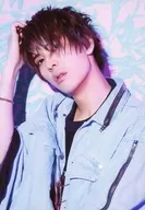 Hiroki Nakata / Upper body / Costume black / light blue / Left facing / Right hand head / Neck tilted / Background plants / "Hiroki Nakata Solo Event ~ Thank you for your Heisei! Reiwa should watch only me ~" Bromide