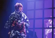 樱井圭登(喜三郎)/现场照片·横放·膝上·衣装黑·红·脸向右/舞台剧《使用死神的事件帖-镇魂侠曲-》随机舞台明信片