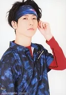 Yoshiki Tani (Taketo NAGASE) / Upper body, Costume blue, Red, Facing right, Raising left / GEKIIKE Main performance 11 th' HIT LIST' Random Bromide A (normal version)