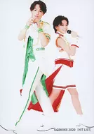 Reio HOTTA (Ayumu SHINBOKU), Yuto Arisawa (Inakuni no So) / Whole body, costume white, gold, green, red, legs spread / GEKIIKE The 11 th 「 HIT LIST 」 Random Bromide B (live version)