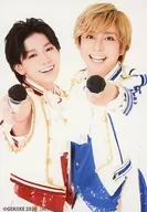 Masaharu HARANO (Mametaro Hisadomi), Yuto Arisawa (Inakuniso) / Knee-high, costume white, gold, red, blue, one handed microphone / GEKIIKE The 11 th performance "HIT LIST" Random Bromide B (live version)