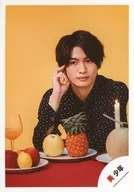 Bishōnen / Yuto Nasu / Bust up / Costume black / Right hand face / fruit / candle / Background yellow / Johnnys' ISLAND STORE goods off shot' 20 summer / Official Official photo