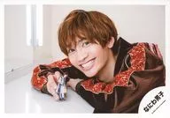 Naniwa Men's / Joichiro Fujiwara / Horizontal ・ Bust up ・ Costume brown ・ Red ・ Carrying things on the right hand ・ Smile / Johnnys' ISLAND STORE goods off shot' 20 summer / Official Official photo