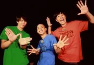 集合(3人)/横型・膝上・衣装赤・青・緑・三人両手パー・背景黒/「オガステ!?5～OGA ROCK FESTIVAL’19～」ブロマイドセットB