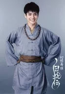 秋泽健太朗(素道)/膝上·服装灰色·双手腰·背景灰色·角色拍摄/舞台剧明信片