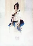 伊崎龙次郎(源义经/牛若丸)/全身·服装白色·狩衣·身体向左·右笛子·2L尺寸/舞台明信片
