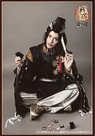 Kazumi Doi (Yoshiaki ASHIKAGA) / Whole-body / Sitting / Hanafuda / Framed tea / Character Ta shot / Stage "Ikemen Sengoku-THE STAGE - Mitsuhide Akechi - Random cast Bromide A