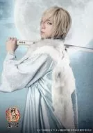 Ryumaru Tachibana (Kenshin Uesugi) / Knee-High / Weapon / Background light blue / Cutter Character shot / Stage "Ikemen Sengoku THE STAGE ~ Mitsuhide AKECHI edition ~" Random Cast Bromide B