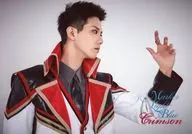 鹽川涉(ディグニイテェ)/橫式·豐胸·服裝黑·紅·金·白·灰·右向·左手向上·視線右·背景灰·角色拍攝/舞台