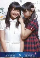 偶像NEISANCE·ハコイリムスメ/宮本茉凜·鉄戸美櫻/膝上·服裝白色·格紋·鉄戸向左·摸臉頰·背景牆壁標志/正式生寫真