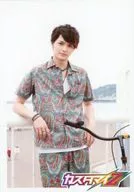 Customi-Z/GORO (Goro Kurihara) / Above-the-knee ・ Costume red, blue and yellow ・ paisley pattern ・ Bending both hands ・ Handrail ・ Leaning over ・ Bike / 6th Official Official photo