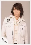 KAT-TUN/田口淳之介/上半身衣服白色两手下视线左上背景米色/正式生写真