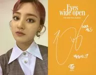 TWICE / ジヒョ / Bust up / Backside print with signature / Photo card attached to CDs "Eyes wide open"