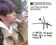 DRIPPIN/ユンソン(YUN SEONG/衣装ベージュ・白・左手首元・口窄め・裏面印刷サイン入り/CD「1st Mini Album Boyager」封入特典フォトカード