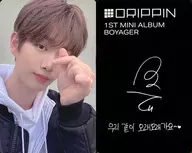 DRIPPIN/チャンウク(CHANG UK)/衣装黒・白・パーカー・左手指ハート・裏面印刷サイン入り/CD「1st Mini Album Boyager」封入特典フォトカード