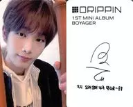 DRIPPIN/チャンウク(CHANG UK)/衣装黒・白・パーカー・左手棒・裏面印刷サイン入り/CD「1st Mini Album Boyager」封入特典フォトカード