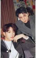 Wooseok×Kuanlin/ウソク(Wooseok)・ライ・グァンリン(Kuanlin)/背景茶/CD「1st Mini Album ： 9801」封入特典フォトカード