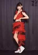 Sun Minitz(3 min.)/有澤來夢/全身·服裝紅色·右手下巴·左手腰部·身體向左·背景黑色/官方生寫真