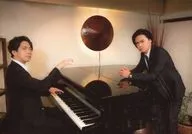 伊東健人·狩野翔/橫型·膝上·服裝黑白·伊東鋼琴·狩野前鏡/『"伊東健人·狩野翔的水城>特別推薦拉姆~享受秋天的美味SHOW~』明信片SET