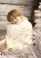 Hi! Superb/MAGURA (Shinzo Sukekawa) / Corpo inteiro, sentado / "Hi! Superb Natal Live2021 Hi! SuParty! -HappyHoliday -" Hi! SuParty! Brometo comercial