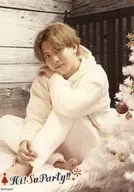 Hi! Superb/MAGURA (Shinzo Sukekawa) / Corpo inteiro, sentado / "Hi! Superb Natal Live2021 Hi! SuParty! -HappyHoliday -" Hi! SuParty! Brometo comercial