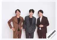 20th Century / Assembly (3 persons) / Horizontal and Above the Knee / 20th Century artist photo off-shot / Official Official photo