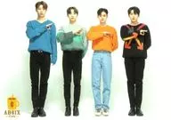 AB6IX / Grupo (4 personas) / Horizontal / Cuerpo completo / "AB6IX Café" Official photo aleatoria