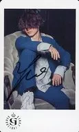 [with handwritten signature] :☆ Gakugei Daishun / Aizawa Yūjin / "PUMP ME UP!" Trading Photo Card (3 d)