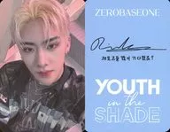 ZEROBASEONE/リッキー(Ricky)/裏面水色・印刷サイン、メッセージ入り/CD「YOUTH IN THE SHADE」(YOUTH Ver.)セルフィーフォトカード