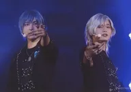 三橋かおる(小野田翔)・佐藤愛斗(立花歩)/ライブフォト・横型・キャラクターショット/VAZZY/2.5次元ダンスライブ 「VAZZROCK STAGE」 Episode2 「ペトリコール・ノスタルジー」トレーディングブロマイド(バズステEp2 セットリストA＆B Ver.)