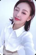 LOONA / Eve (YVES) / "LOONA 2021 SEASON'S GREETINGS" enclosed photo card