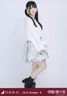 伊藤理々杏/全身・バルーンスカート/「乃木坂46 2024.October-II」WebShop 限定ランダム生写真